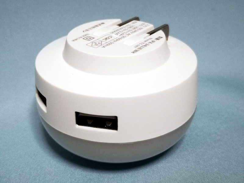 裏側。フラットではないがこのくらいの突起なら邪魔にはならない。プラグが折りたためるのはありがたい。