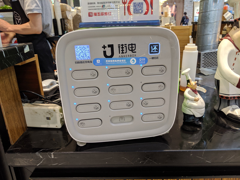 急増している「シェアバッテリー」のベース。設置する場所や広さにあわせてタイプも様々