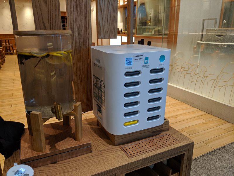 急増している「シェアバッテリー」のベース。設置する場所や広さにあわせてタイプも様々