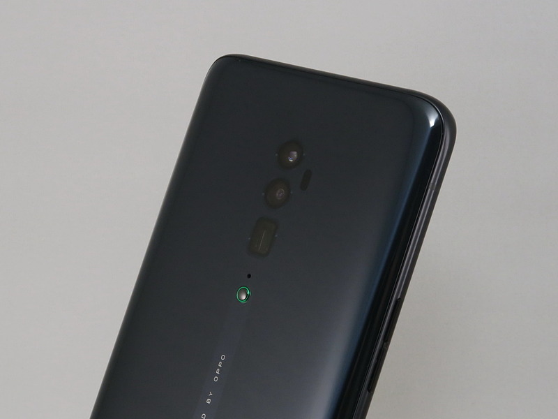 背面にはトリプルカメラを搭載。最近のスマートフォンでは珍しく、カメラ部もフラットな仕上げ