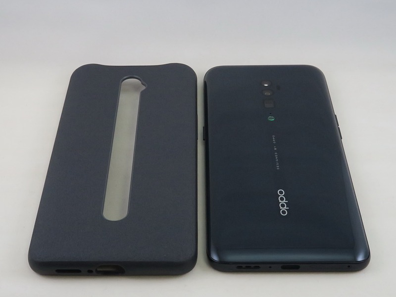 パッケージにはカバーが同梱される。ロゴの表示も活かすため、背面の穴は縦長で、上部もピボットライジング機構のカメラのため、大きく切り欠きがつけられている