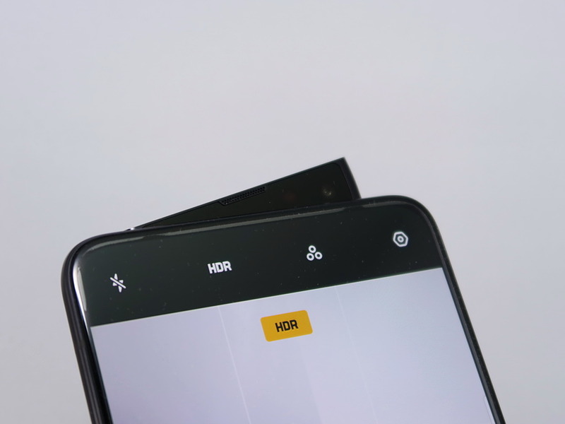 ピボットライジング構造を採用。飛び出す部分にはインカメラ、レシーバー、LEDライトを内蔵