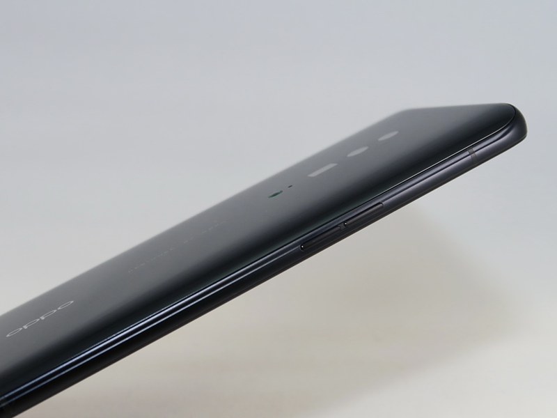 左側面には分割式の音量ボタンを装備