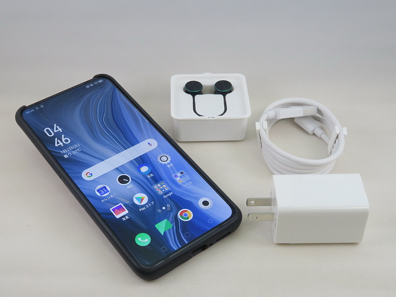 本体に付属のカバーを装着。パッケージにはイヤホン、VOOC3.0対応ACアダプター、USBケーブルが同梱される