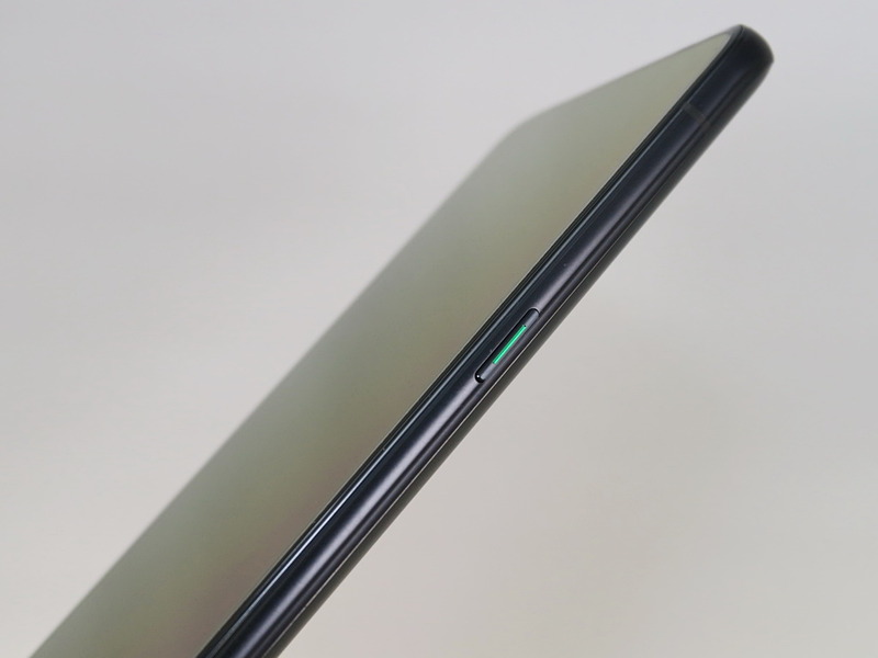 右側面は電源ボタンのみを装備。ボタンの位置は標準的で押しやすい