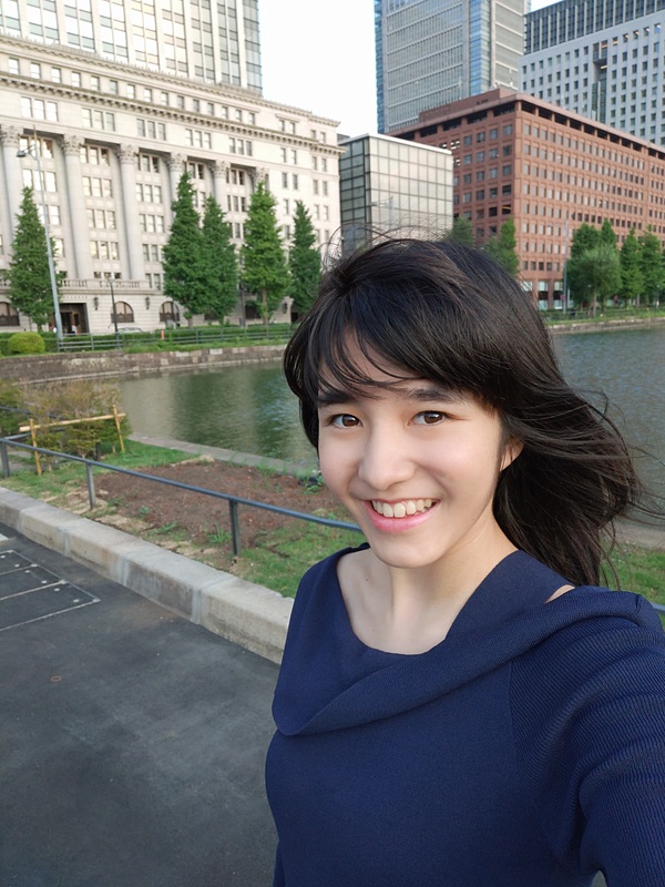 インカメラで自分撮り。モデルのるびぃちゃんもインカメラの動きには興味津々だった