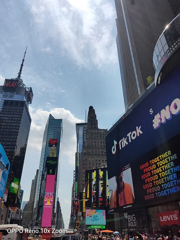 ニューヨークのタイムズスクエアで「1x」で撮影。右手の時計台へ向けて、倍率を上げながら撮影