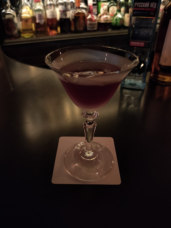 薄暗いバーで撮影。グラスの質感やカクテルの色合いも美しく撮影できている