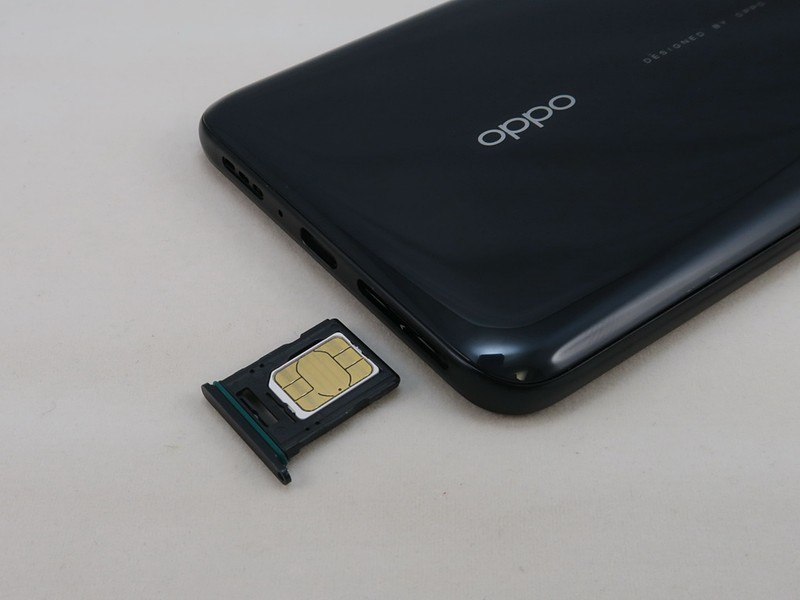 SIMカードトレイは下部に備える。2枚目のnanoSIMカード、もしくはmicroSDメモリーカードは写真のSIMカードトレイの裏面に装着する。