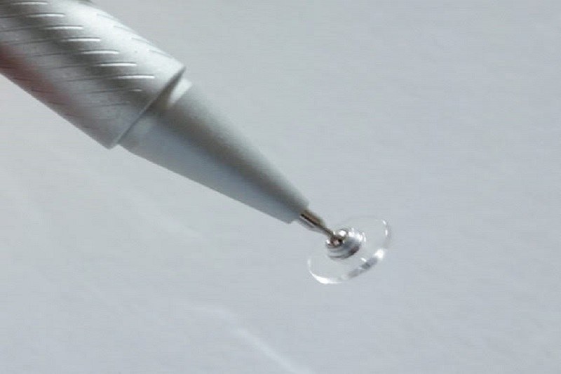 ペン先は透明ディスクタイプ。ディスクが透明なおかげで、ペン先のイラストなどが隠れず見えるので、細かい作業に向いている