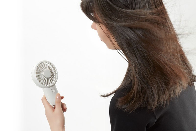 リズム時計工業の「シルキーウインドモバイル 9ZF026RH」シリーズ。ハンディタイプのUSB充電式扇風機で、サイズは高さ17.2×幅8.5×厚さ3.5cm、質量は130g。ボタンを押すと電源オンで、風量が弱→中→強→ターボに切り替わり、もう一度押すと電源オフ。多くのモバイル扇風機と同じ操作方法です。リズム独自の2重反転ファンを採用していて意外なほど風量があり、ターボ送風だと「おっ意外に凄いね！」と喜べる感じ。カラーバリエーションは4色で、右端は「URAWA REDS」カラー。筆者はホワイトを買いました。実勢価格は3000円前後。