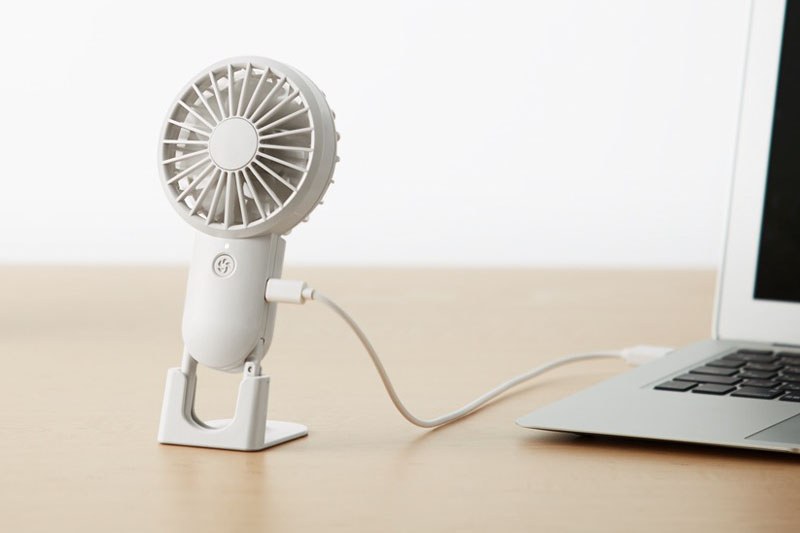 本体には樹脂製のカラビナが付いていて、バッグやリュックから吊して携帯することもできます。コンパクトで厚さが35mmなので、バッグに入れてもあまり嵩張りません。専用スタンド付きで、机上などに立てて使うことも可能。USB充電用のポートはUSB Type-Cで、長さ30cmのType-C/Type-Aケーブルが付属します。満充電からの稼働時間は、弱で約8時間、中で約4時間、強で約1.5時間、ターボで約30分です。