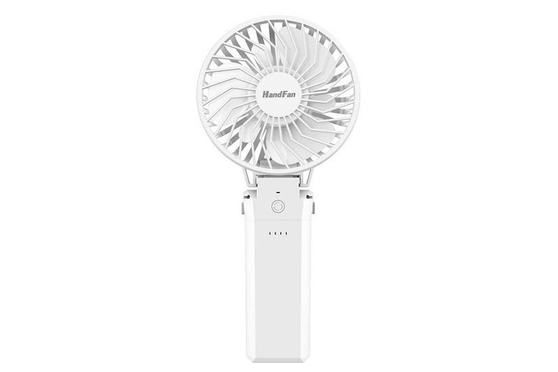 あっ！　と思って衝動買いしたのがコレ。HandFan ブランドのモバイル扇風機です。もちろんUSB充電式。風量は5段階に調節でき、弱い送風で20時間程度、最強の送風で8時間程度使えるとなっています。サイズは高さ22.8×幅10.4×厚さ3.8cmで、質量は222g。常時携帯するにはちょっと大きめ。2069円で買いました。