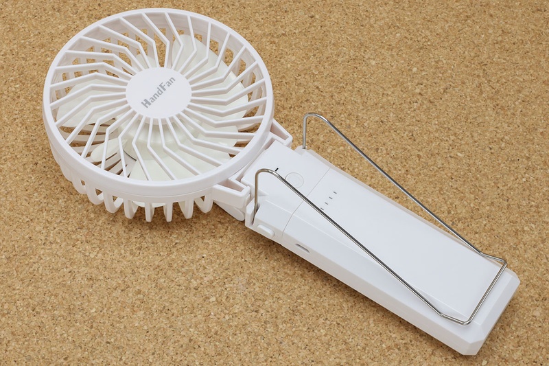ファンの部分は180°回転します。手で持つ部分を下にして置けば、机上設置スタイルで使えます。付属のクリップを装着すると、棚などに留めて使うことができます。