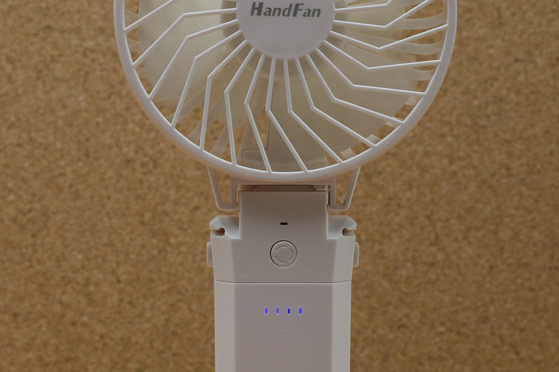 あっ！　と思った理由のひとつは、モバイルバッテリーとしても使えること。バッテリー容量は5200mAh。背面のmicroUSBポートにスマートフォンなどをつないで充電できます。