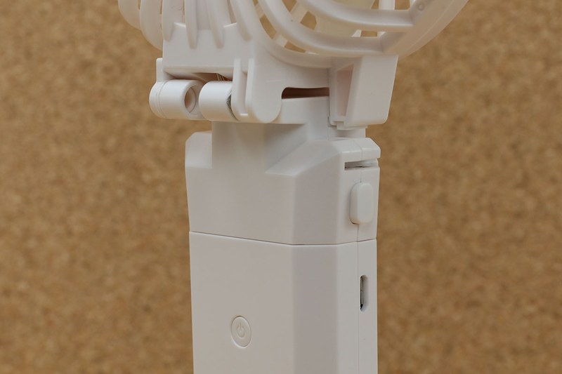 あっ！　と思った理由のひとつは、モバイルバッテリーとしても使えること。バッテリー容量は5200mAh。背面のmicroUSBポートにスマートフォンなどをつないで充電できます。