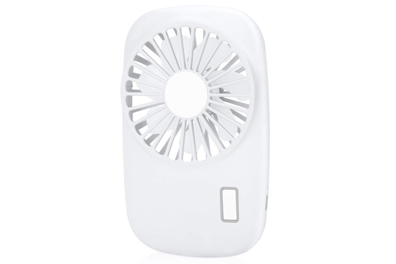 Amazonにて購入した飛鳥の光ブランドのモバイル扇風機。1399円で買いました。サイズは、高さ12.65×幅7.9×厚さ2.15cmで、重さは70g。軽くて薄くて突起がないので携帯性に優れています。風量は2段階切り替えで、使用時間は1.5～2.5時間。ほぼポケットサイズと言っていいサイズ感なので、非常に気楽に持ち歩けてパッと出してすぐ使える感覚。一方、非常にシンプルで携帯性が良いこととのトレードオフで、付加機能はありません。また、電池持続時間もちょっと短め（バッテリー容量800mAh）。