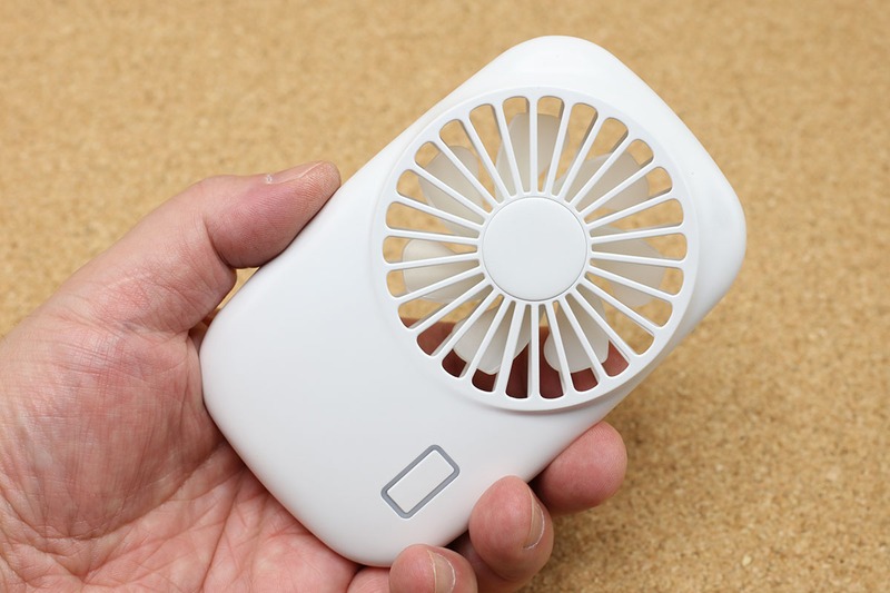 Amazonにて購入した飛鳥の光ブランドのモバイル扇風機。1399円で買いました。サイズは、高さ12.65×幅7.9×厚さ2.15cmで、重さは70g。軽くて薄くて突起がないので携帯性に優れています。風量は2段階切り替えで、使用時間は1.5～2.5時間。ほぼポケットサイズと言っていいサイズ感なので、非常に気楽に持ち歩けてパッと出してすぐ使える感覚。一方、非常にシンプルで携帯性が良いこととのトレードオフで、付加機能はありません。また、電池持続時間もちょっと短め（バッテリー容量800mAh）。