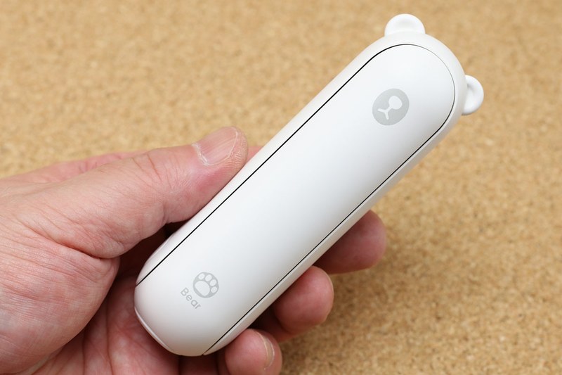 Amazonにて購入したRidodoブランドのモバイル扇風機。1499円で買いました。携帯時はファンが格納されて筒状になります。使用時はそれを開いて使います。携帯時のサイズは高さ12×幅3.7×奥行き4cm、使用時は高さが23cmくらいに伸びます。質量は約142g。風量は弱と強の2段階切り替え。満充電からの連続使用時間は、弱で約21時間、強で約12時間となっています。2枚羽の小型ファンなので大風量は望めませんが、暑い時にまずます涼を得られる扇風機です。ファンが露出していて使用時にやや注意が必要ですが、回転中のファンに触れると動作が止まる安全機構が備わっています。