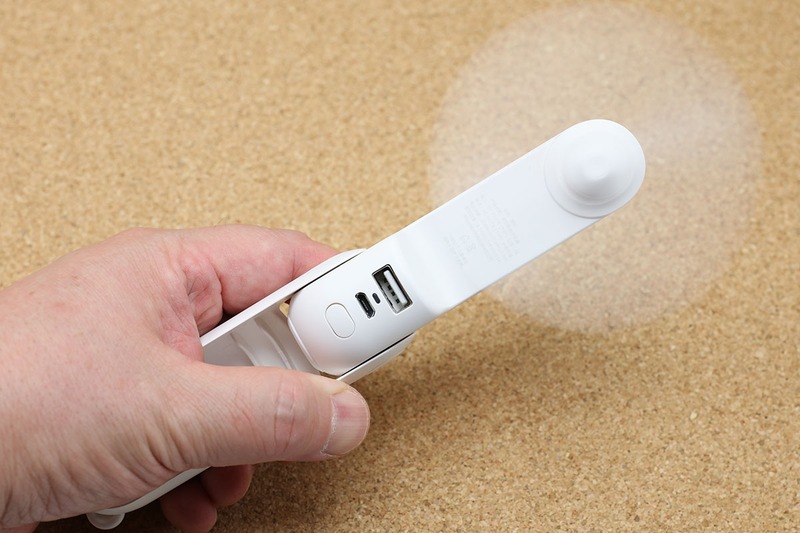 Amazonにて購入したRidodoブランドのモバイル扇風機。1499円で買いました。携帯時はファンが格納されて筒状になります。使用時はそれを開いて使います。携帯時のサイズは高さ12×幅3.7×奥行き4cm、使用時は高さが23cmくらいに伸びます。質量は約142g。風量は弱と強の2段階切り替え。満充電からの連続使用時間は、弱で約21時間、強で約12時間となっています。2枚羽の小型ファンなので大風量は望めませんが、暑い時にまずます涼を得られる扇風機です。ファンが露出していて使用時にやや注意が必要ですが、回転中のファンに触れると動作が止まる安全機構が備わっています。