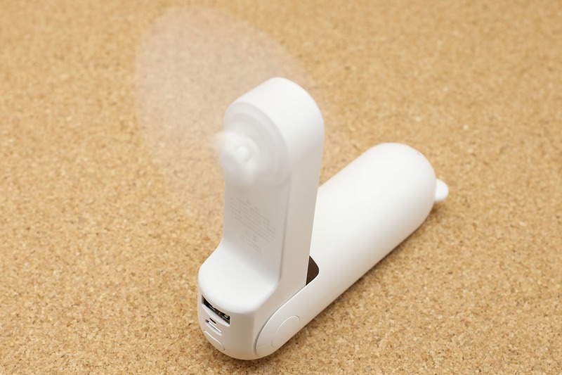 持ち手の部分を折れば机上に設置しても使えます。じつは多機能なモバイル扇風機で、モバイルバッテリーとして使えたり、LEDランプを内蔵していたりもします。バッテリー容量は2000mAhなので、充電用途にはやや物足りないですが、ほどよく明るい白色LEDは実用的。本体色がホワイトの場合、LEDライトとして使う時に持ち手を開くと、持ちて部分がディフューザーのように機能します。安価なわりには多機能でありつつ実用性も高く、好印象。