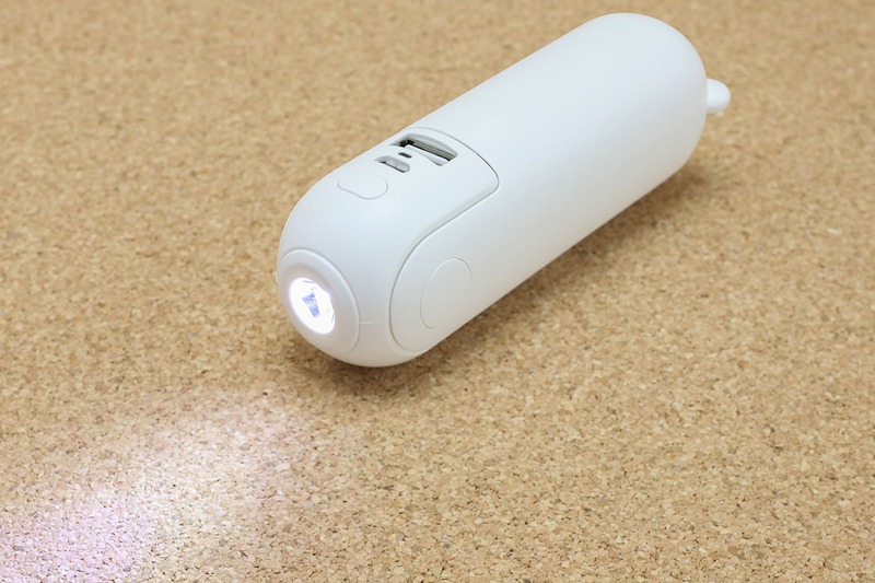 持ち手の部分を折れば机上に設置しても使えます。じつは多機能なモバイル扇風機で、モバイルバッテリーとして使えたり、LEDランプを内蔵していたりもします。バッテリー容量は2000mAhなので、充電用途にはやや物足りないですが、ほどよく明るい白色LEDは実用的。本体色がホワイトの場合、LEDライトとして使う時に持ち手を開くと、持ちて部分がディフューザーのように機能します。安価なわりには多機能でありつつ実用性も高く、好印象。