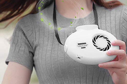 Amazonにて購入したNIJIAKINブランドのモバイル扇風機。1299円で買いました。首掛け式で、胸部あたりから顔に向けて送風するというタイプです。サイズは横15.1×11.6×4.1cmで、質量は138g。風量はダイヤルでの無段階調節が可能で、連続稼働時間は3～6時間。電源として付属の18650リチウムイオン二次電池（2800mAh）を採用しており、18650電池があれば手軽に電池交換が可能です。空気吸込口中央に付属のスポンジを入れてアロマオイルなどをたらすと、香りとともに風を楽しめるようです。実際に使ってみると、首から顔へと常に風が当たっていて予想以上に快適。作業中に額を拭う回数がかなり減りました。メガネに汗が落ちることも減って、いろいろ快適です。ただ、けっこう目立つので、室内などでの利用がいいかもしれません。あとこれ、モバイル扇風機としては珍しく18650電池採用の製品。18650が1本付属と考えると激安扇風機ですし、18650を常用しているなら好都合だったりしますので、けっこうおすすめかも。