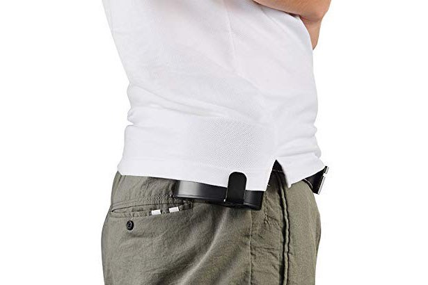 Amazonにて購入したYOCHANDAブランドのモバイル扇風機。2299円で買いました。腰のベルトに装着するタイプで、シャツの中に送風するというもの。サイズは高さ8×幅8.7×奥行き7cmで、質量は126g（実測値）。風量は3段階切り替えで、最長4時間の連続使用が可能となっています。ベルトの上に装着し、本体の側面にシャツを被せて、シャツの端を本体側面下部のクリップで保持して使います。その効果は予想通りで、なかなか快適。いわゆる「空調服」ほど体全体が冷えるわけではないのですが、本体上方向周辺はしっかり冷却されて汗が乾きやすくなります。ただ、シャツの端をしっかりクリップで留めておかないと、吸気部にシャツが吸い込まれて風が送られなくなったりするので、ちょっと使い慣れる必要があります。