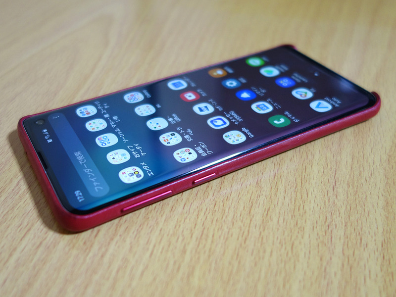 純正レザーケース（赤）を装着した状態。音量キーの部分なども覆ってくれるタイプです