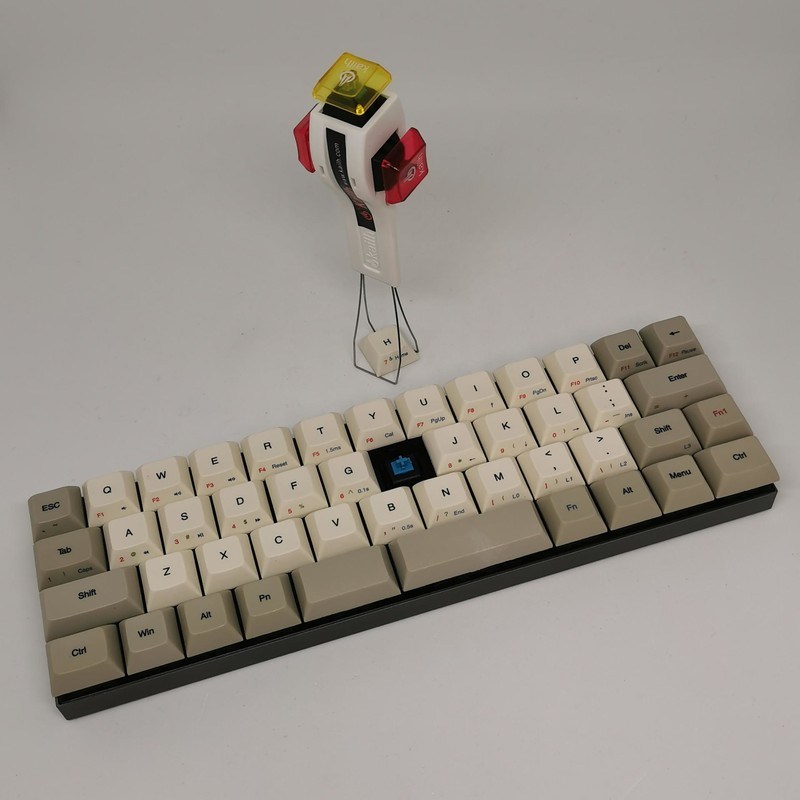 個性的なキーボードはキーピッチが異なったり、角度が異なったりするが、キーキャッププーラーさえあれば基本的に個体差は関係なく使用できる