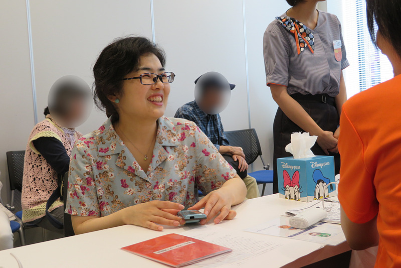 在りし日の思い出の写真との再会を喜ぶ女性