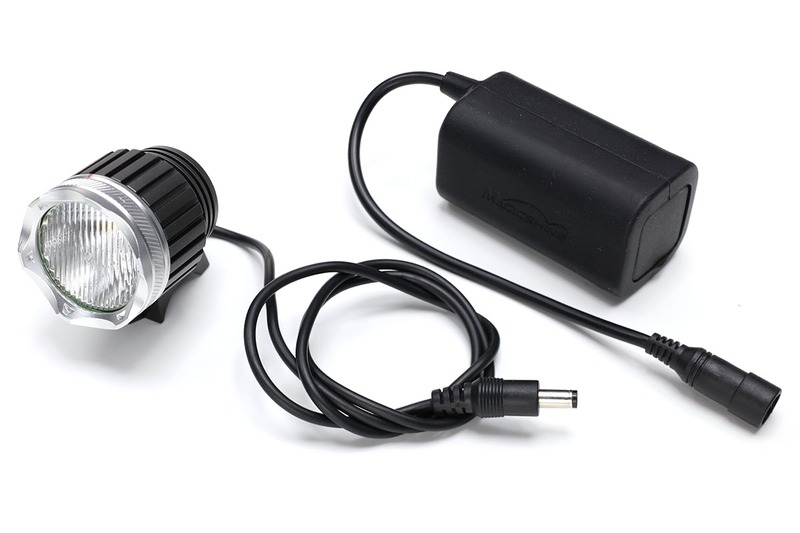 中華LED自転車ライトの例。MADE IN CHINAで安くてとても明るいけれど、たまにハズレがあったりする製品群です。いろいろな種類がありますが、専用電池パックと接続して使い、多くの製品で電池パックやコネクターに互換性があったりします。ただ、保証されている互換性ではないので、自己責任での使用となります。