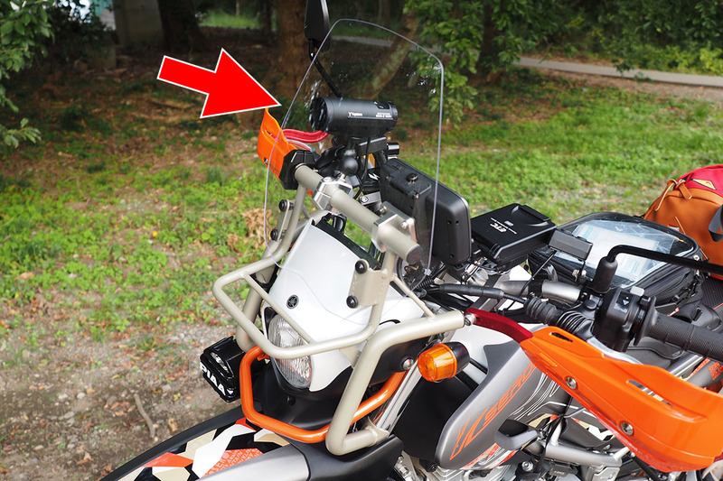 使用中のユピテル「BDR-2WiFi」。スマートフォンとWi-Fi接続して設定や記録動画閲覧ができるバイク用ドライブレコーダーです。バイクの前方にRAMマウントを使って装着しているので、脱着が容易。もう1台のバイクにもRAMマウントを装着していて、このドライブレコーダーを付け替えています。2台のバイクで1台のドライブレコーダーを共有しているというわけです。