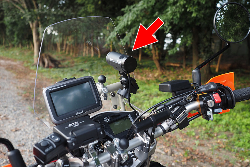 使用中のユピテル「BDR-2WiFi」。スマートフォンとWi-Fi接続して設定や記録動画閲覧ができるバイク用ドライブレコーダーです。バイクの前方にRAMマウントを使って装着しているので、脱着が容易。もう1台のバイクにもRAMマウントを装着していて、このドライブレコーダーを付け替えています。2台のバイクで1台のドライブレコーダーを共有しているというわけです。