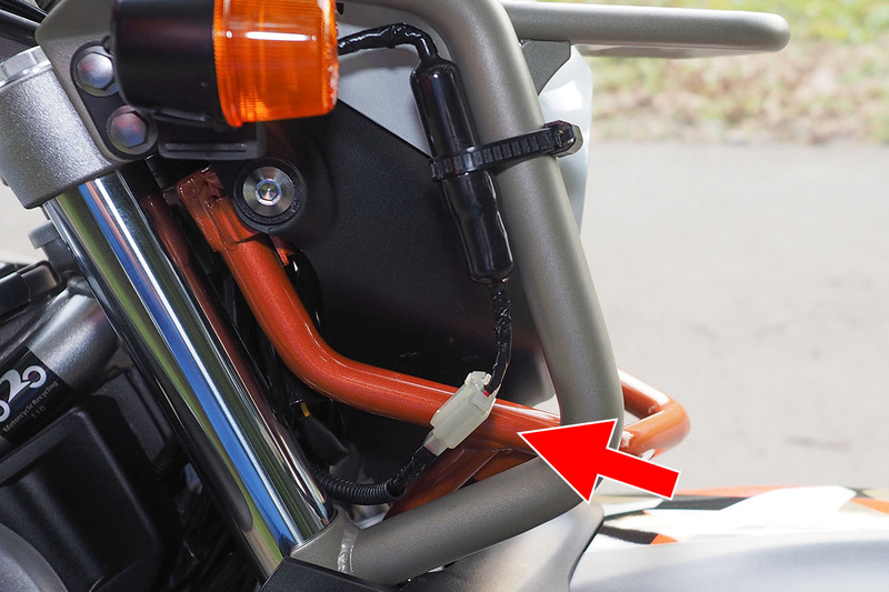 ドライブレコーダーの電源はバイクから取っています。共有のため、ドライブレコーダーの電源ケーブルを脱着可能に改造。コネクターとしてエーモンの「カプラー2極(ロック付・110型)」（<a href="https://www.amon.jp/products2/detail.php?product_code=1198" class="strong bn" target="_blank">公式ページ</a>）を使っています。脱着可能にしたことで、共有ができるようになったのに加え、バイクから離れるときに外せるので盗難からも守れます。ドライブレコーダーから伸びるケーブルの太くなっている部分にはヒューズが入っています。