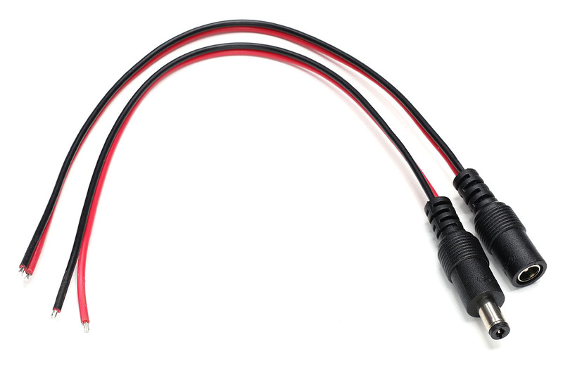 DCプラグ（金属端子が見えている側）とDCジャック（金属端子を挿される側）は、それぞれ単体のパーツとして入手できますが、写真のような半完成状態のものでDCコネクター化をするのがお手軽です。ここでは外径5.5mm・内径2.1mmという規格に合ったDCプラグ・ジャックを使用していますが、この「外径5.5mm・内径2.1mm」というのはDCプラグの金属端子サイズを示しています。