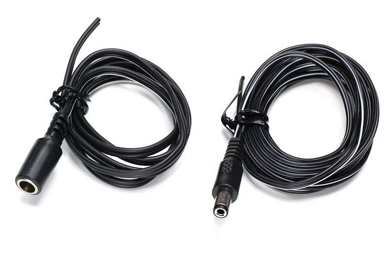 DCプラグ（金属端子が見えている側）とDCジャック（金属端子を挿される側）は、それぞれ単体のパーツとして入手できますが、写真のような半完成状態のものでDCコネクター化をするのがお手軽です。ここでは外径5.5mm・内径2.1mmという規格に合ったDCプラグ・ジャックを使用していますが、この「外径5.5mm・内径2.1mm」というのはDCプラグの金属端子サイズを示しています。