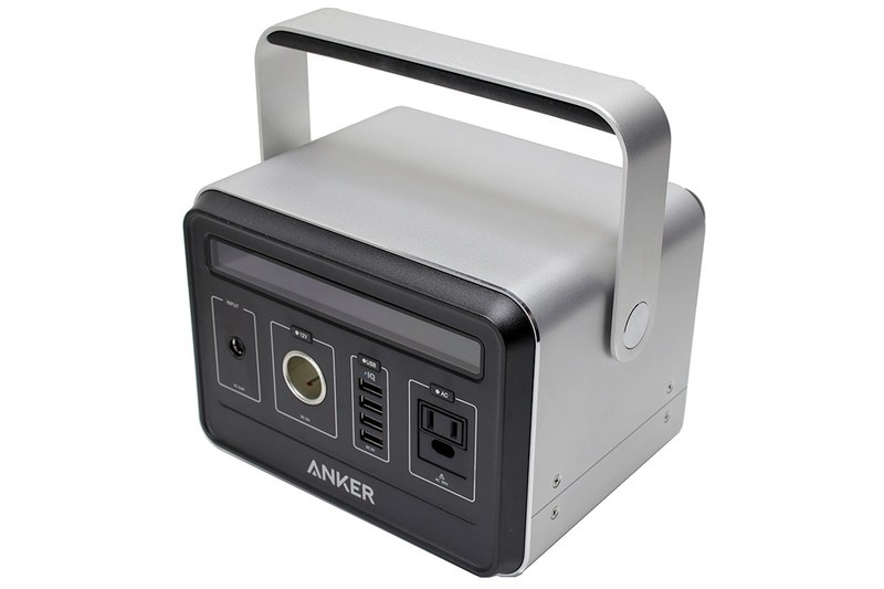 2年くらい前に買ったAnkerの大容量バッテリー「Anker PowerHouse」（<a href="https://k-tai.watch.impress.co.jp/docs/column/stapa/1040260.html#contents-section-4" class="strong bn" target="_blank">レビュー記事</a>）。スマートデバイスへの充電ができるほか、ACジャック（交流100V）と12Vのシガーライターソケットを備えます。シガーライタープラグと呼ばれるパーツを使えば、ここから電源を取り出せますね。
