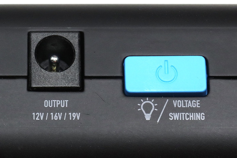 3年くらい前に購入したジャンプスターター。クルマやバイクのバッテリーが上がってしまってエンジンがかけられなくなった時、これをバッテリー端子につなぐと車両のスターターが回ってエンジンがかかるという電源です。USB出力ポートがあってスマートデバイスへの充電も可能。DCジャックから出力される電圧は12V/16V/19Vに切り替えられます。