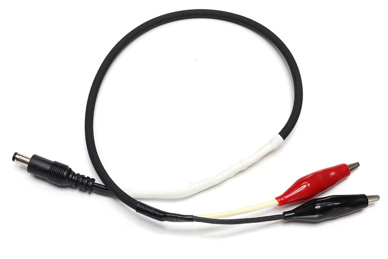 バッテリーのDCジャックから12Vを取り出せるケーブルを作ってみました。先端はワニ口（わにくち）クリップで、これを12V対応モジュールにつないでテストなどします。赤く光っているのは12V対応のテールランプで、12Vの電圧をかけるだけで点灯します。……でも不意にワニ口クリップの先端がショートしたら激ヤバな予感。使用には非常に気を使います。