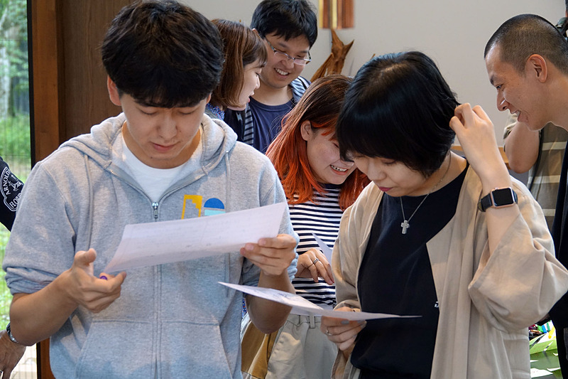 他チームの人たちとペアを組んで書いた内容をお互いに説明する