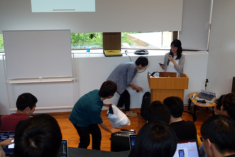 プレゼンの場に物を散乱させてから片付け始める「NemuinGO」メンバー