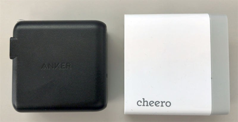 AnkerのPowerPort Speed 1 PD 60との比較。数㎜ずつ大きいのと、角が立っているのでよけい大きく見える。重さはほぼ同じでAnkerが146g、cheeroが148gだった