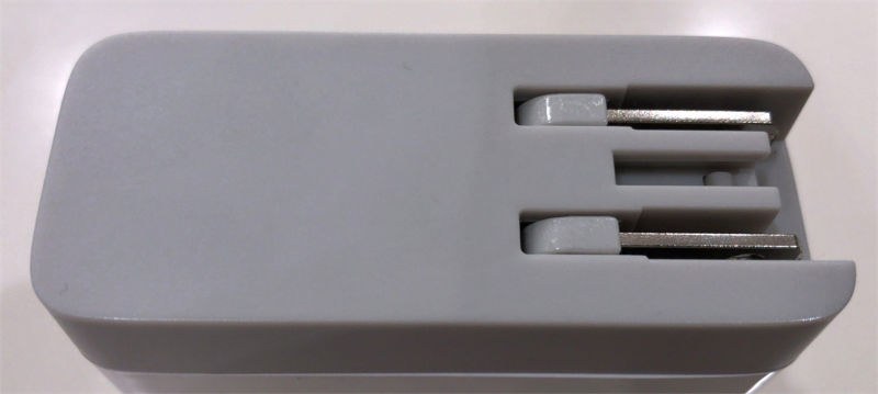 プラグは折りたたみ可能。畳んだプラグを出すのには少しだけ苦労する