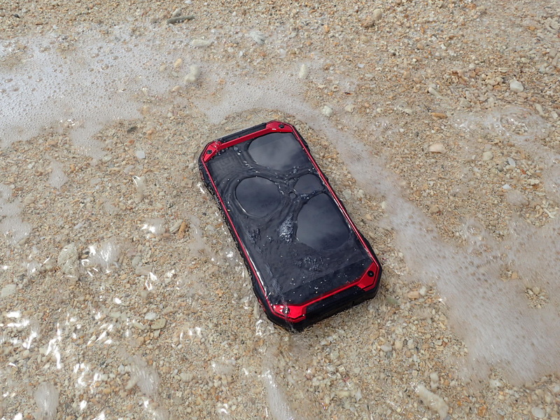 本当に海がよく似合うスマホ。耐海水性能もあり、ビーチでも安心して使えます。バッテリーが取り外しできるので、予備バッテリーを用意すれば山の縦走なんかにも心強いです