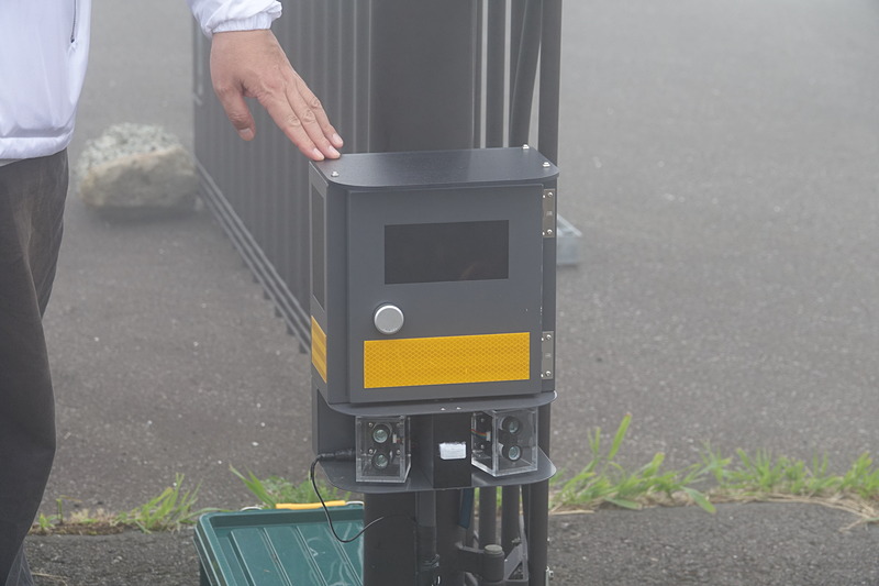 本体下部に3つのセンサーが搭載されている