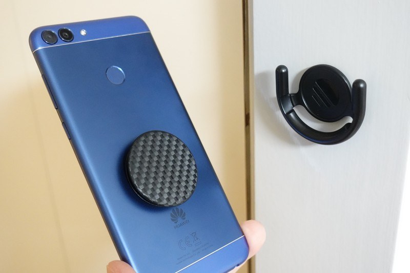 インスタで流行っているスマホアクセサリーを使って壁掛け