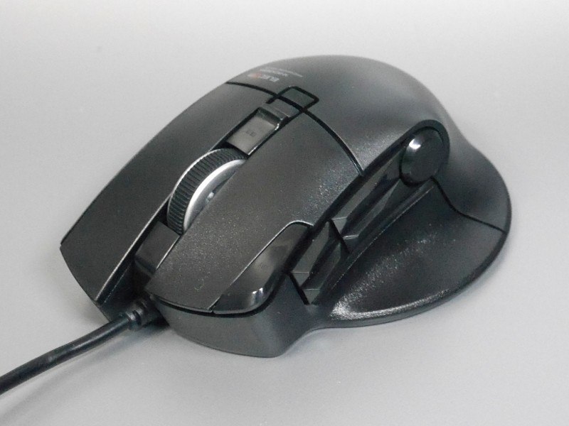 ゲーミングマウスにありがちな派手な発光ギミックはなく、ビジネスユースでも問題なく使える