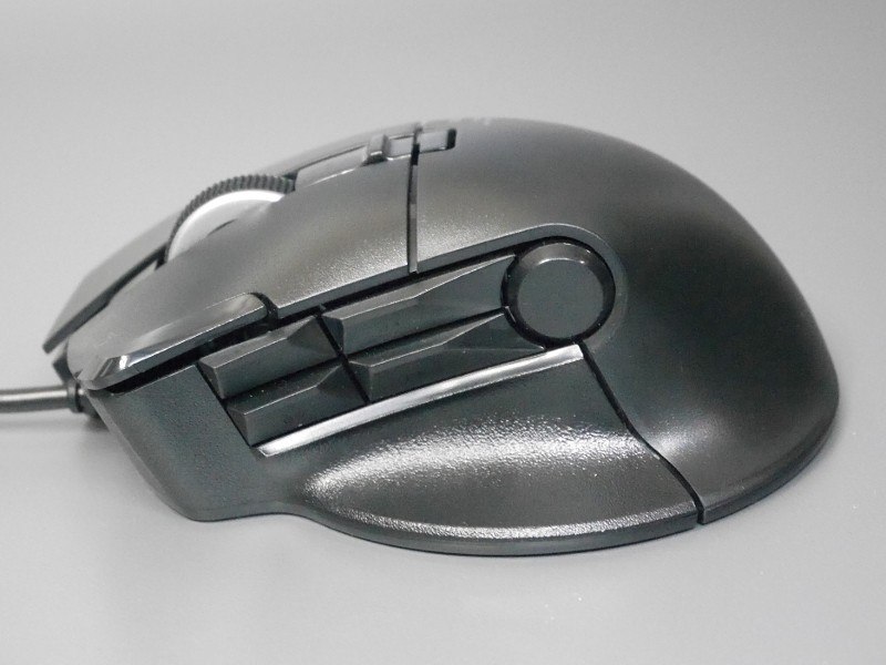 側面に5ボタンを備える。うち4ボタンは独特のくさび形なので、指先で区別が付きやすい