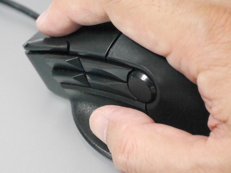 側面ボタンはすべて親指で操作することを前提とした配置だ